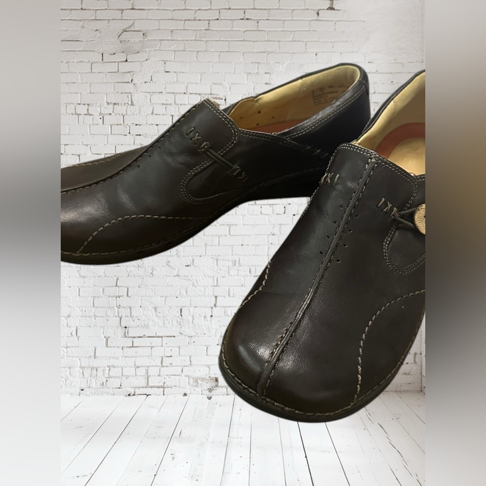 Clark’s classic unconstructed artisan loafers. NWOT Size: 8.5